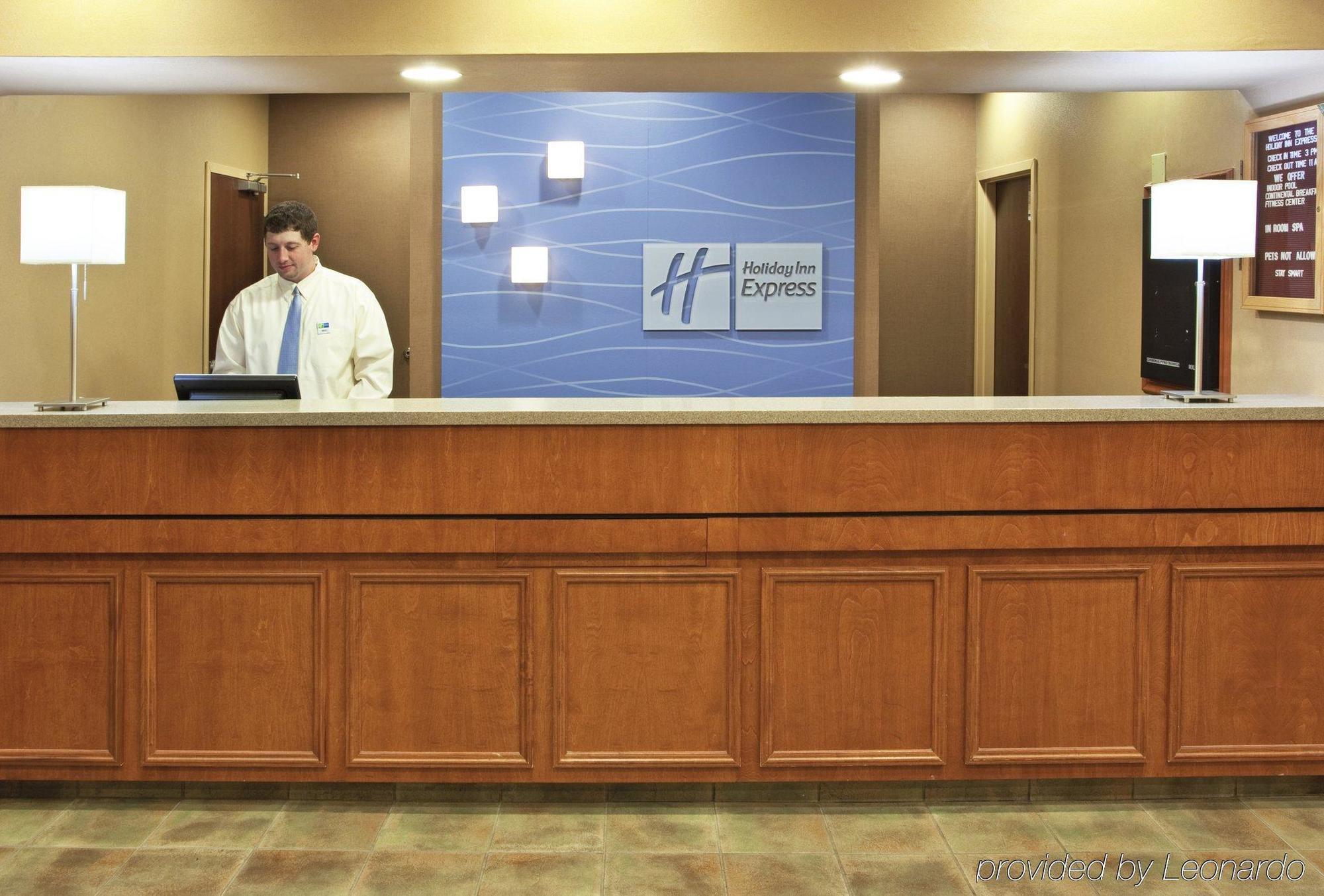 Holiday Inn Express Hotel & Suites Cincinnati-Blue Ash, An Ihg Hotel Interior photo