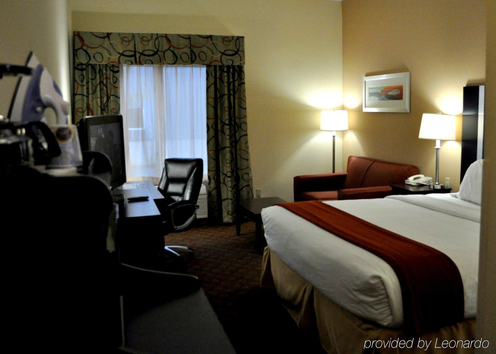 Holiday Inn Express Hotel & Suites Cincinnati-Blue Ash, An Ihg Hotel Room photo